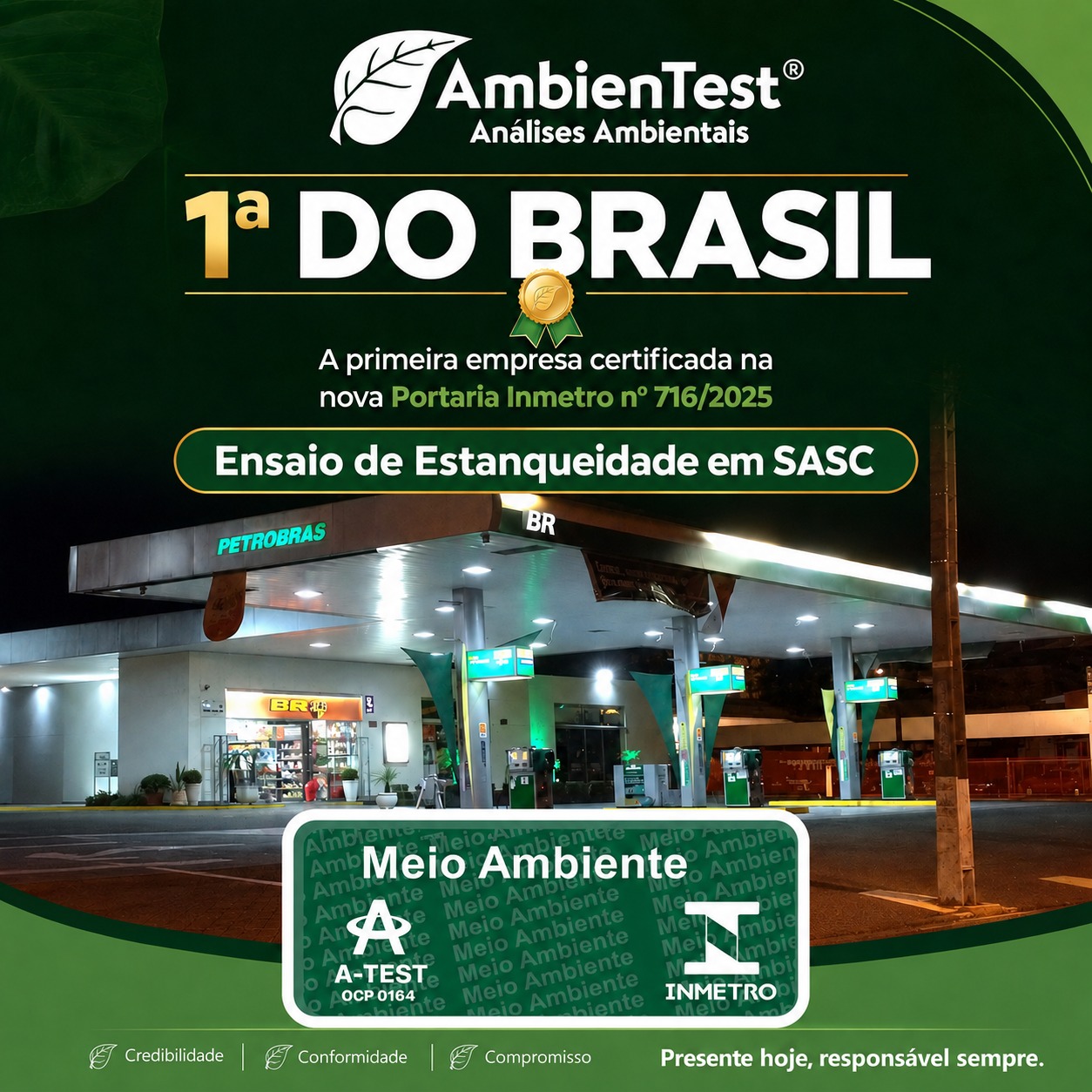 Arte institucional da Ambientest destacando ser a 1ª empresa do Brasil certificada na Portaria Inmetro nº 716/2025 para ensaio de estanqueidade em SASC, com selos A-Test e Inmetro, ao fundo posto de combustível Petrobras/BR iluminado durante a noite, paleta verde escuro e dourado, design gráfico institucional